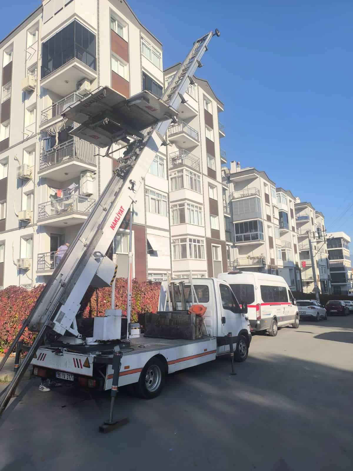 İzmir Karşıyaka'da cephe cam montajı için yük asansörü operasyonu
